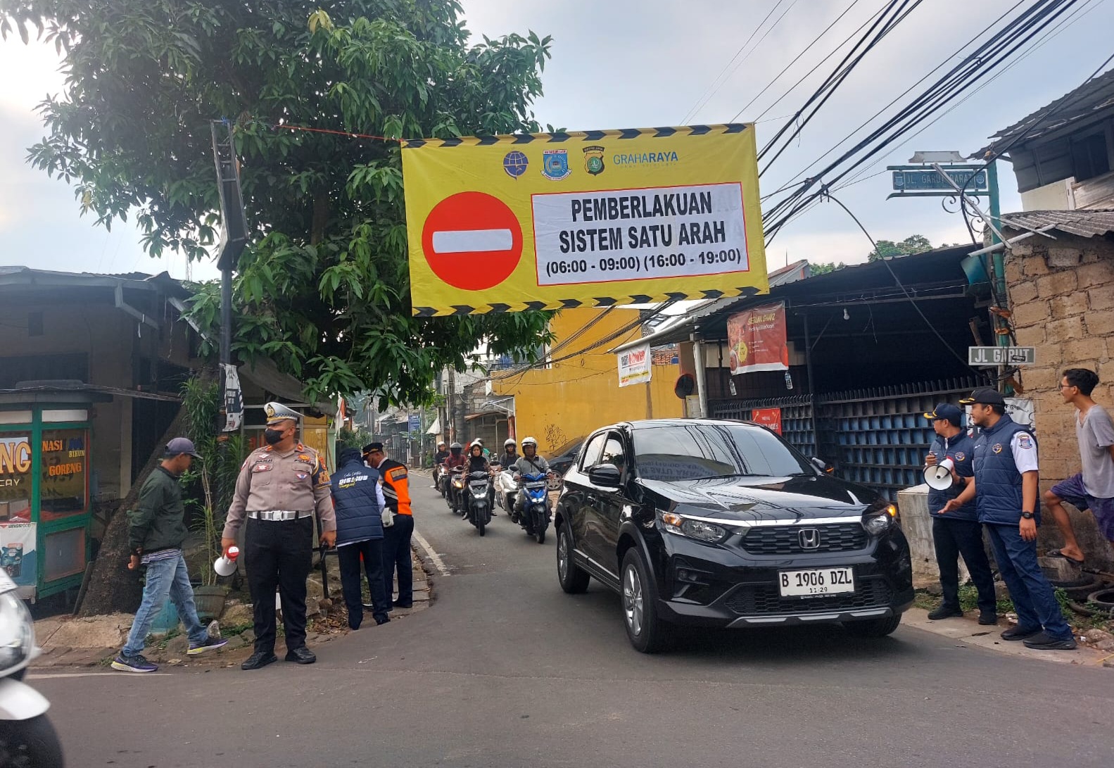 Sistem Satu Arah di Jalan Garut Barat Mulai Diuji Coba, Warga Puas Rasakan Dampaknya Kurangi Kemacetan & Kecelakaan LALU LINTAS. Uji Coba penerapan Sistem Satu Arah di Jalan Garut Barat, Pondok Aren, Senin (2/6). Foto : Ist