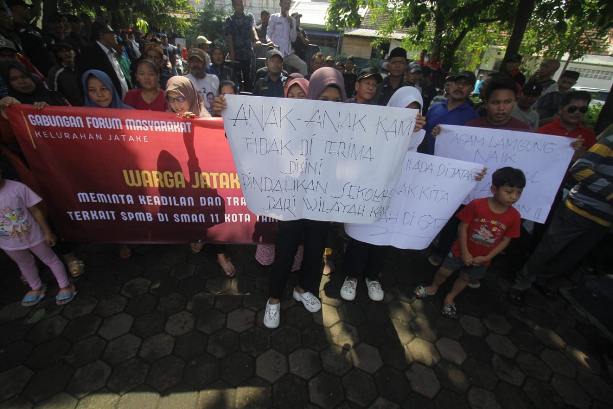 SMAN 11 Didemo Gabungan Forum Masyarakat Kelurahan Jatake Sekelompok warga Jatake yang tergabung dalam Gabungan Forum Masyarakat Kelurahan Jatake, Senin (30/6) menggelar aksi protes terhadap SMA Negeri 11 Kota Tangerang.