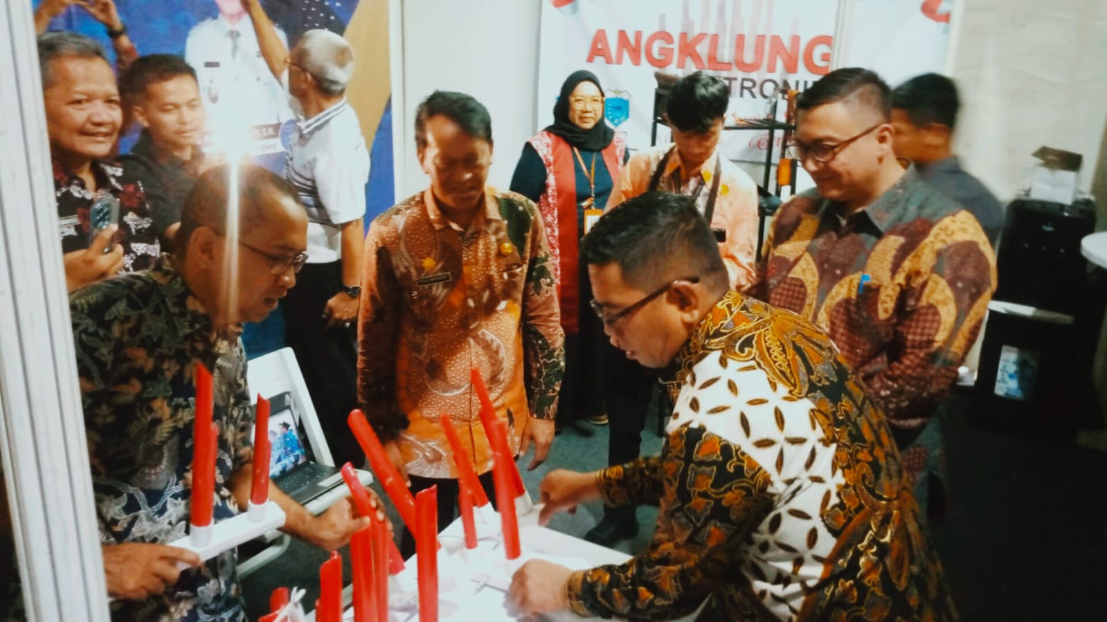 SMKN 2 Pandeglang Pamerkan Angklung Elektronik di Gelar Teknologi Tepat Guna XIX Banten Gubernur Banten, Andra Soni (kanan) meninjau stand Pandeglang untuk melihat Angklung Elektronik dalam Gelar Teknologi Tepat Guna XIX di Pendopo Lama Gubernur Banten di Kota Serang, Kamis (12/6/2025).(Ari Supriadi-tangselpos.id)