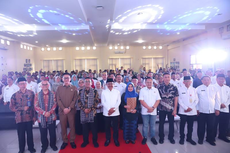 SMKN 3 Kota Tangerang Jadi Percontohan PPK BLUD Gubernur Banten Andra Soni (keempat dari kiri) dan Wali Kota Tangerang Sachrudin (kelima dari kiri) berfoto bersama usai meluncurkan Pola Pengelolaan Keuangan Badan Layanan Umum Daerah (PPK-BLUD) di Sekolah Menengah Kejuruan (SMK) Negeri 3 Kota Tangerang.