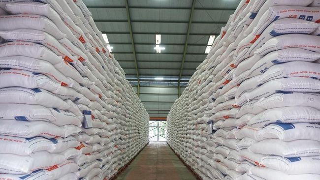 Stok Beras Melimpah, Aneh Tapi Nyata Harganya Kok Masih Mahal Gudang Bulog. Foto : Ist