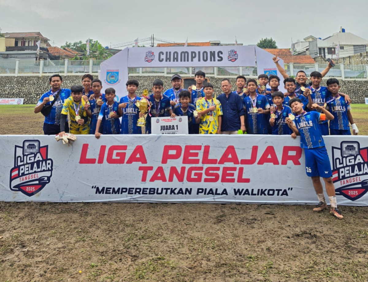 Tim Sepakbola SMPN 15 Kota Tangsel Juara Liga Pelajar Para siswa SMPN 15 Kota Tangsel mendapatkan Rp 5 juta plus trofi usai juara Liga Pelajar Tangsel. (ist)