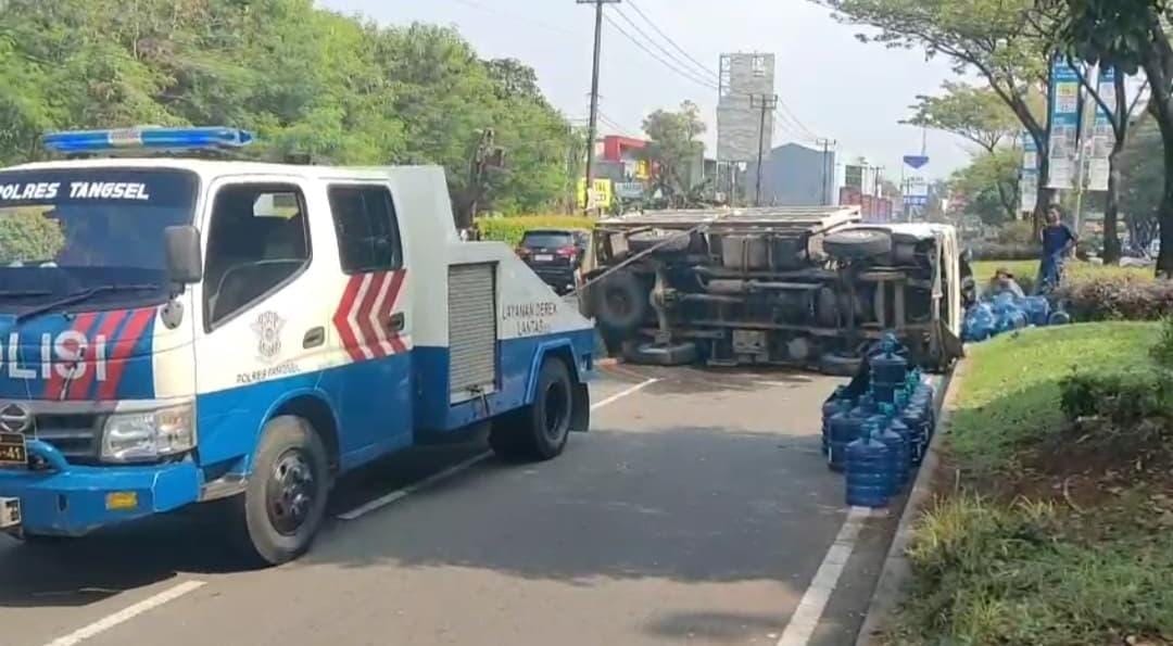 Truk Pengangkut Air Mineral Terguling di Serpong, Puluhan Galon Gelinding ke Jalanan Foto ; Ist