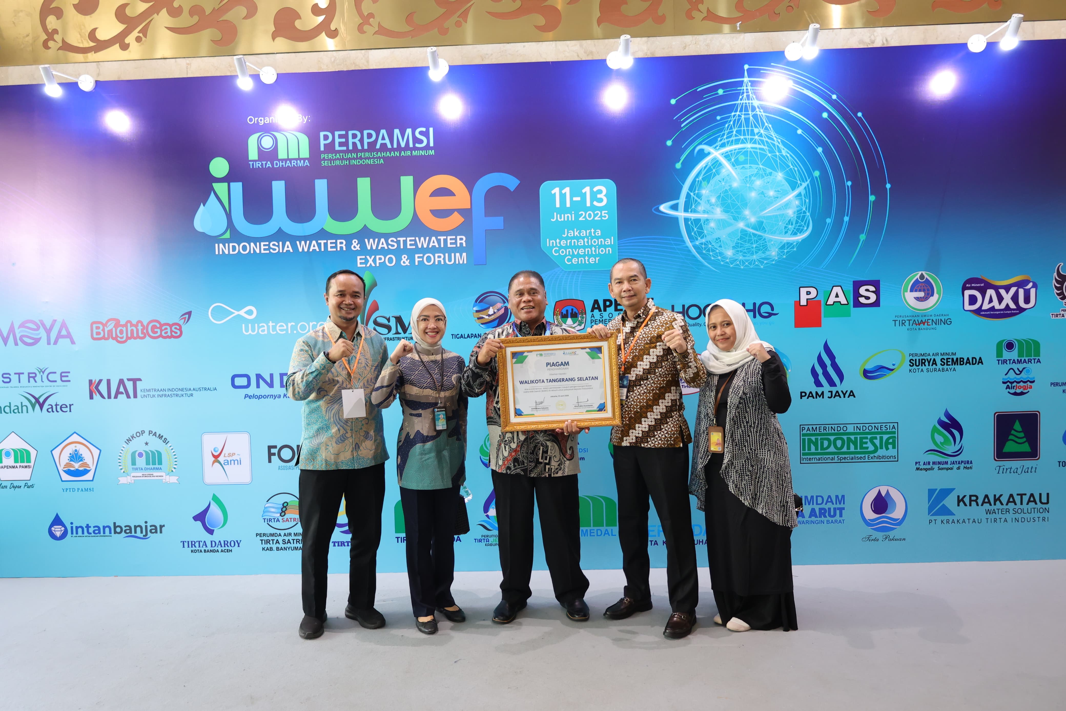 Urusan Air Minum, Wali Kota Sabet Penghargaan Wali Kota Tangsel, Benyamin Davnie kembali raih penghargaan tingkat nasional, Kamis (12/6)