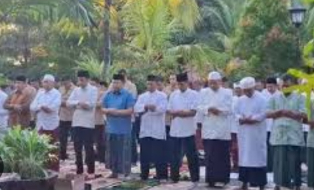 Usai Salat Idul Adha, Jokowi Sarapan Bareng Warga Jokowi Salat Id Adha di Gedung Graha Saba Buana Solo. Foto : Ist