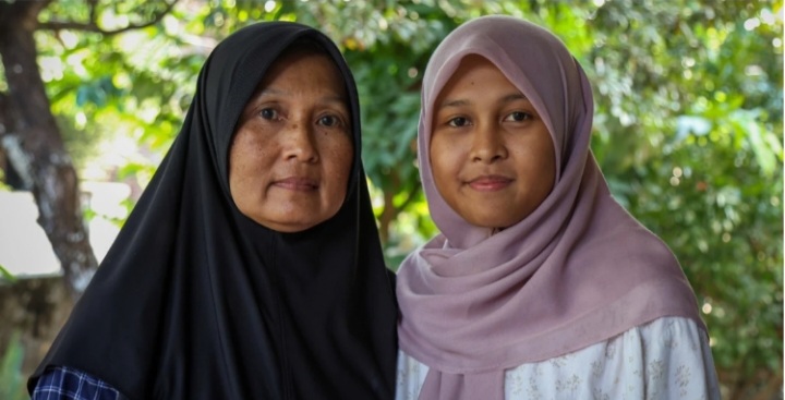 Varen Anak Penjual Makanan Di Kantin SD Yang Kini Lulus UGM Varen Syifa Maudina (Kanan) dan Sang Ibunda Siti Darojah. Foto: Ist