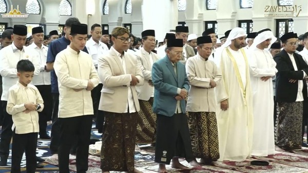 Wapres Gibran Salat Id Di Sheikh Zayed Solo Foto : Ist