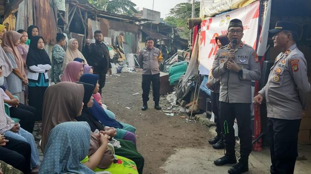 Warga Cipayung Antusias Cek Kesehatan Polsek Ciputat Timur gelar kegiatan bakti sosial di Kecamatan Ciputat, dengan melakukan cek kesehatan gratis ke masyarakat.