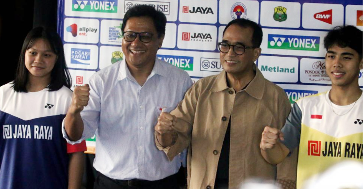 1.239 Atlet Muda Berebut Tiket Ke Panggung Dunia Di Kejuaraan Badminton Jaya Raya 2025 Ketua Pengurus Yayasan Pembangunan Jaya Raya, Budi Karya Sumadi (kedua kanan) saat konferensi pers. Foto : Ist