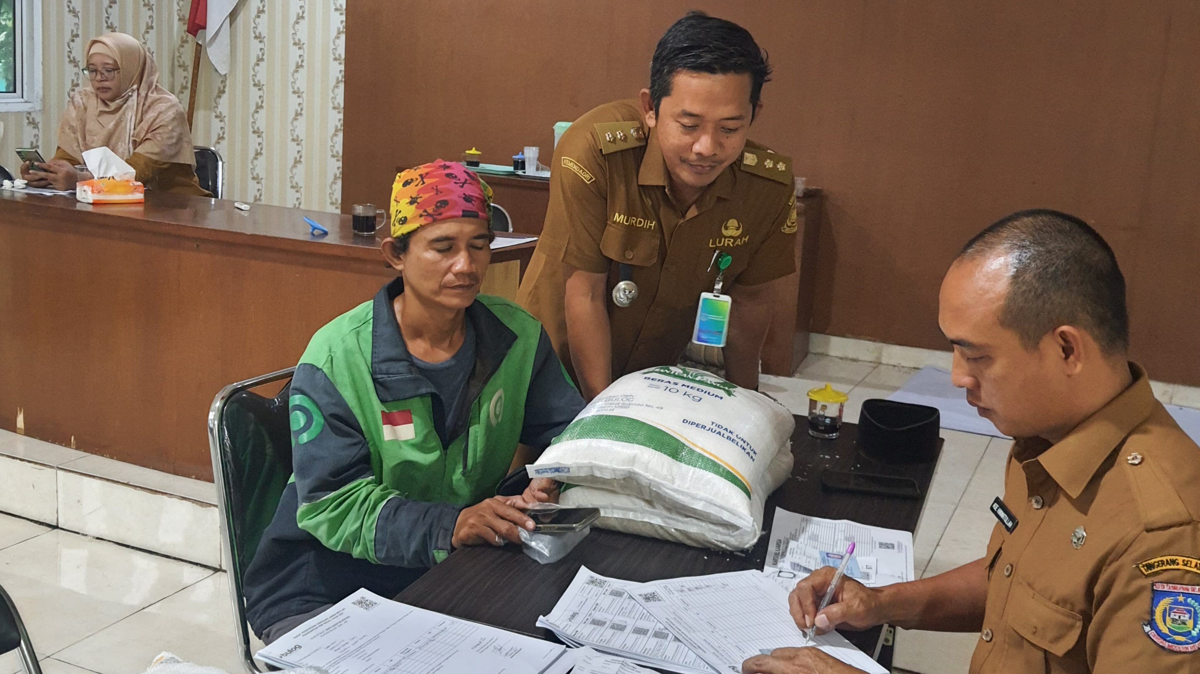 Bantuan pangan berupa beras 20 kg/KK dari Kementerian Sosial Republik Indonesia, di Keluran Pondok Pucung, Pondok Aren, Tangsel, Senin (28/7/2025). (Ist)