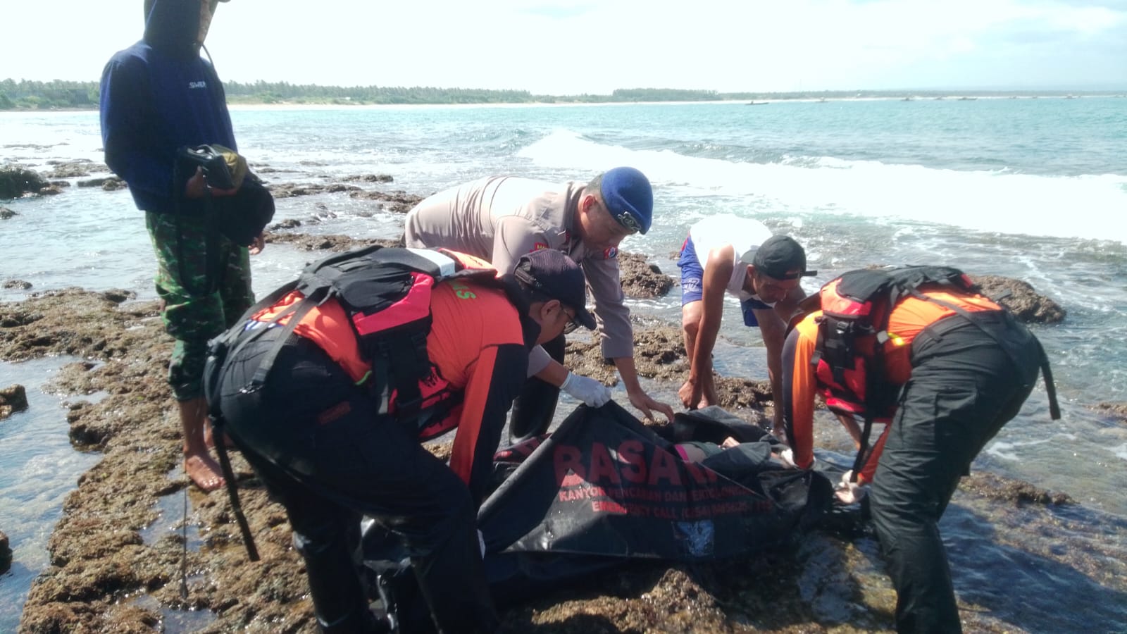 3 Wisatawan Digulung Ombak, 2 Ditemukan Tewas Tim SAR gabungan sedang melakukan evakuasi korban yang hilang digulung ombak di pantai Karangseke, Desa Muara Binuangeun, Kecamatan Wanasalam, Kabupaten Lebak, Senin (7/7).