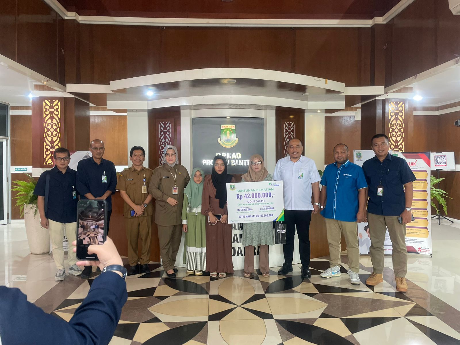 Ahli Waris Honorer BPKAD Banten Dapat Santunan Kematian dan Beasiswa Rp 190 Juta BPJS Ketenagakerjaan Kantor Wilayah, Banten menyerahkan santunan kematian dan beasiswa kepada ahli waris di BPKD Banten, Selasa (1/7/2025).(Istimewa)