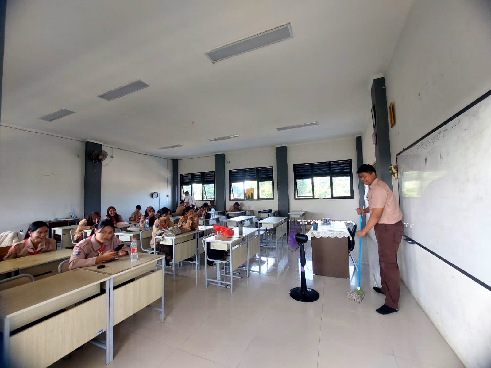 Akhirnya Punya Meja dan Kursi, Siswa SMKN 8 Tangsel Belajar dengan Ceria Bantuan ratusan meja dan kursi dari Dinas Pendidikan Provinsi Banten akhirnya tiba dan langsung digunakan oleh para siswa SMKN 8 Tangsel, Rabu (30/7). (tangselpos.id/rmn)