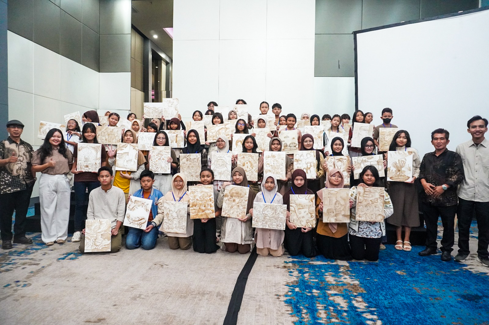 Anak-Anak Pamerkan Karya di Mercure Serpong Alam Sutera Foto bersama peserta dan karya seni kopi di Mercure Alam Sutera. (tangselpos.id/lim)