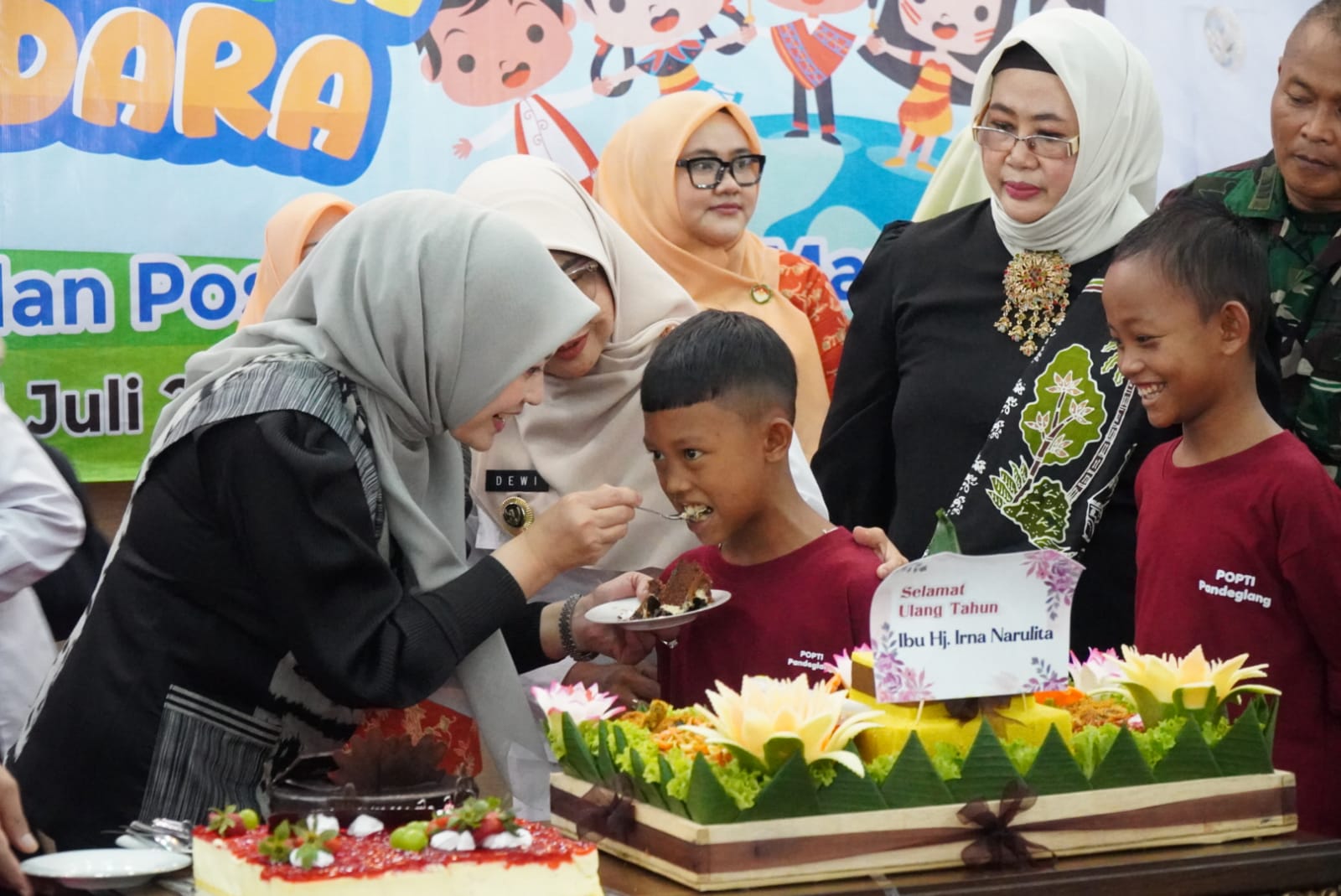 Anak Thalasemia Diperhatikan Khusus Ketua BKOW Banten Ketua BKOW Provinsi Banten Irna Narulita, didampingi Bupati Pandeglang Raden Dewi Setiani, dan jajaran lainnya, sedang menyuapi anak-anak-anak, di Aula Pendopo Pandeglang, Rabu (23/7)