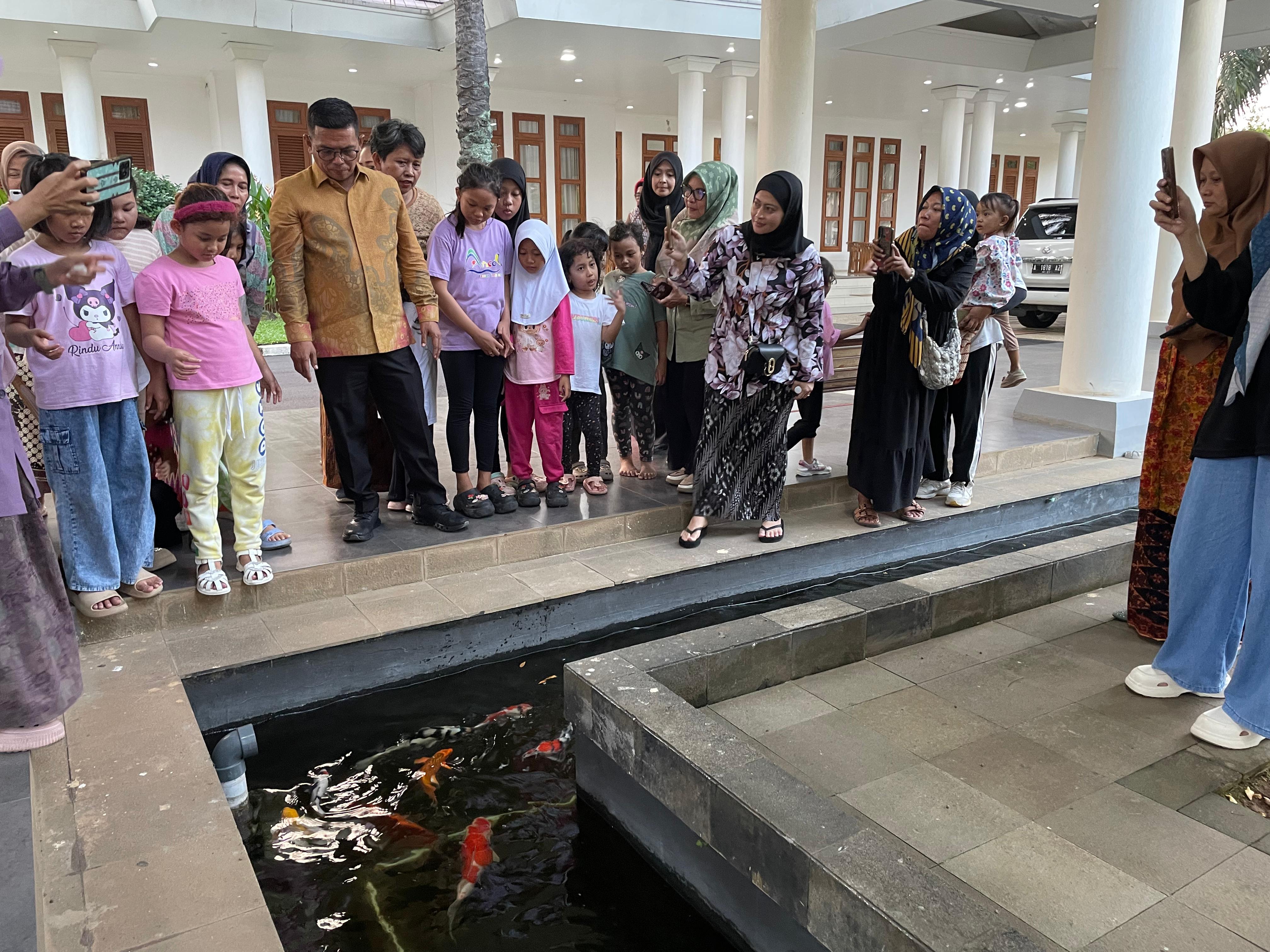 Andra Soni Ajak Anak Keliling Gedung Negara Foto : Humas Pemprov