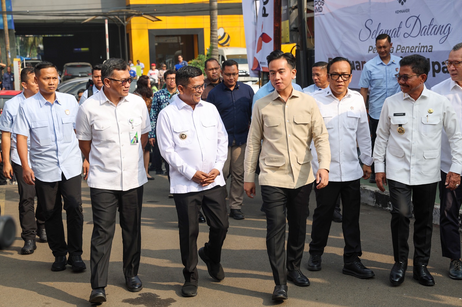 Andra Soni Dampingi Wapres Tinjau Penyaluran BSU di Tangerang Gubernur Banten Andra Doni mendampingi Wapres Gibran meninjau penyaluran Bantuan Subsidi Upah (BSU) di Kantor Pos Daan Mogot, Sukarasa, Kota Tangerang, Rabu (16/7/2025). Foto : Ist