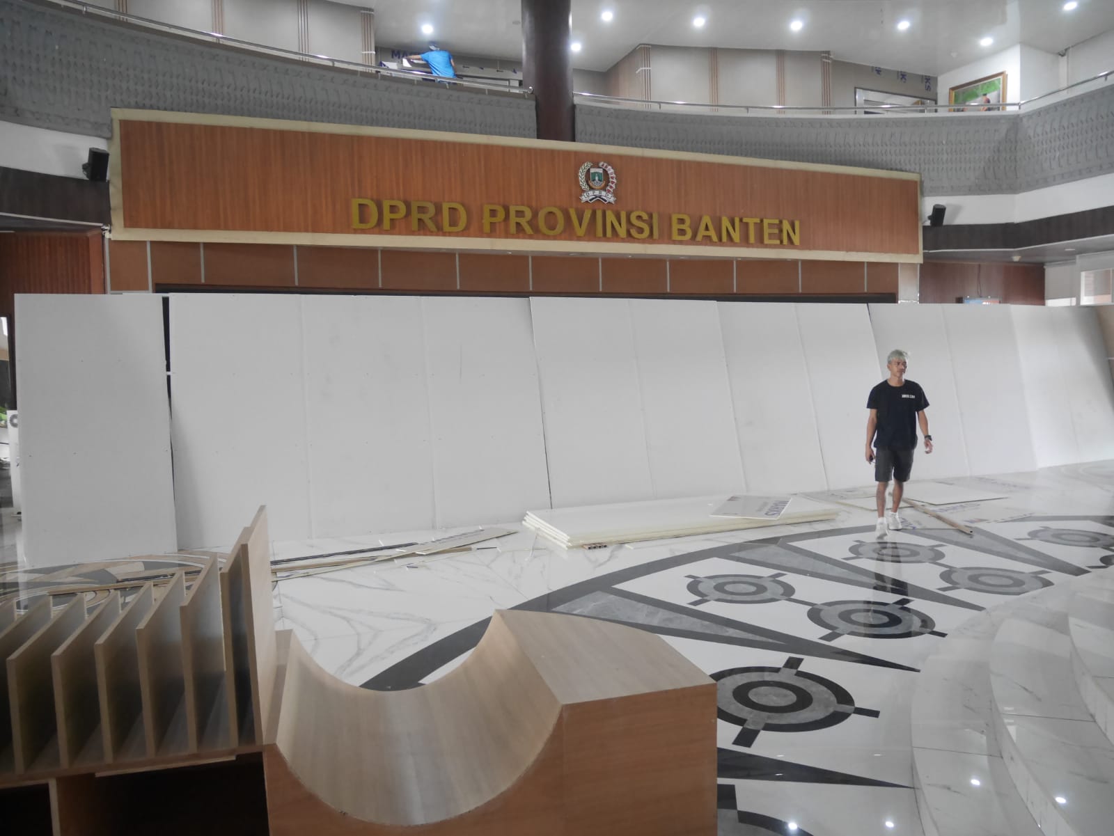 Anggaran Renovasi Gedung DPRD Banten Tembus Rp 30 Miliar Pekerja berjalan di bagian lobi Gedung DPRD Banten yang tengah dilakukan penataan, Selasa (29/7/2025).(Ari Supriadi/tangselpos.id)