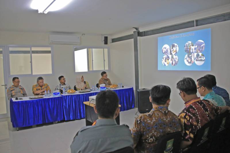 Balai Prasarana Permukiman Wilayah Diminta Tindaklanjuti Keluhan Pedagang Wali Kota Tangerang, Sachrudin, bersama sejumlah kepala perangkat daerah dan jajaran Perumda Pasar, menggelar rapat evaluasi membahas perkembangan serta pemanfaatan Pasar Anyar yang kini telah kembali difungsikan sebagai pusat aktivitas perdagangan pada Kamis (31/7).