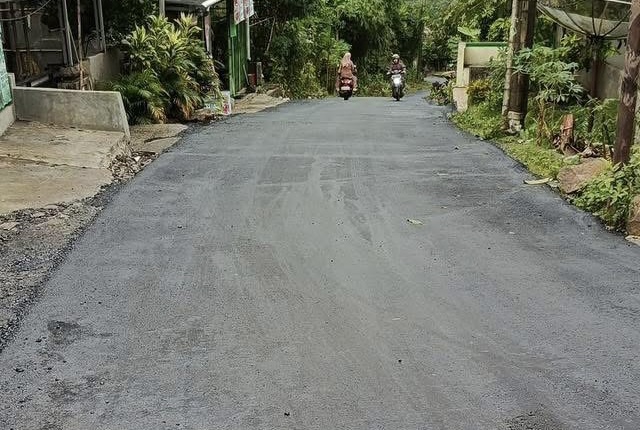 Bang Andra Percantik Jalan Rusak Di Pandeglang Jalan Kadu Hileud (Menes-Barusatu) di Kecamatan Pulosari, Kabupaten Pandeglang, terlihat mulus usai dipercantik menggunakan hotmix melalui program Bang Andra.