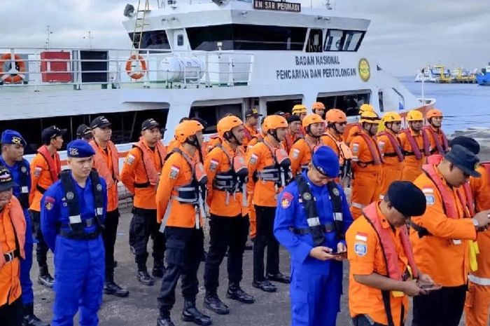 Bangkai KMP Tunu Ditemukan Terbalik Di Kedalaman 49 Meter, 17 Korban Belum Diketemukan Apel Tim SAR Gabungan untuk pencarian KMP Tunu Pratama Jaya. Foto : Ist KMP
