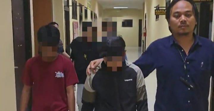 Bikin Geram, 4 Remaja di Serang Perkosa Anak di Bawah Umur dan Direkam Keempat pelaku pemerkosasn yang berinisial PA (16), ASS (15), TA (21) dan DH (24) diamankan petugas Polres Serang. Foto : Ist