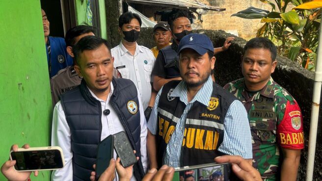BNN Banten saat lakukan penggeledahan rumah tersangka kasus narkoba di Pamulang.