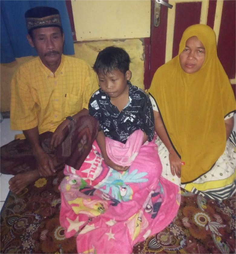 Aripin (17) diapit ayahnya Arman Maulana (45) dan ibunya Mimin (42) di kediamannya di Kampung Bojongkondang RT 02/02, Desa Sukadame, Kecamatan Pagelaran, Kabupaten Pandeglang.(Istimewa)