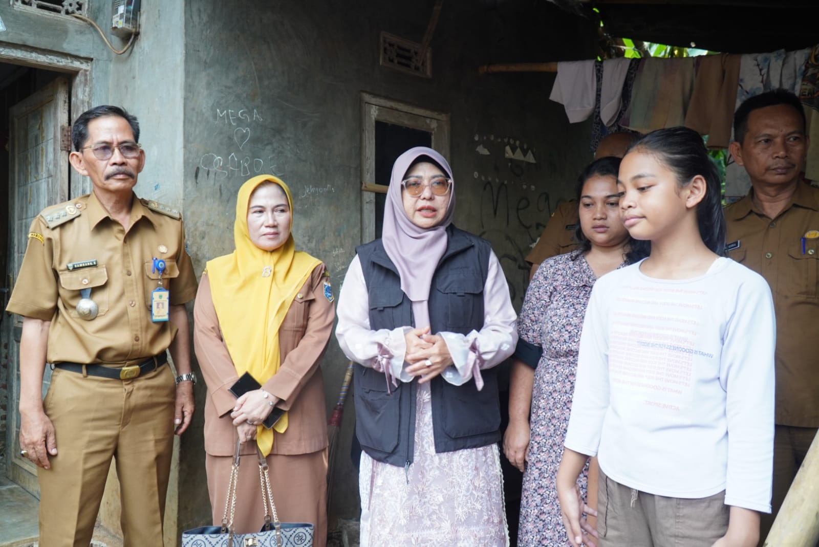 Bupati Dewi Kunjungi Dua Anak Putus Sekolah untuk Melanjutkan Pendidikan Bupati Pandeglang, Raden Dewi Setiani, Selasa (15/7/2025) melihat langsung kondisi Rina dan Eni Anggraeni, anak usia sekolah yang mengalami putus sekolah, di Kampung Mauk Mangkubumi, Kelurahan Pandeglang, Selasa (15/7/2025).(Istimewa)