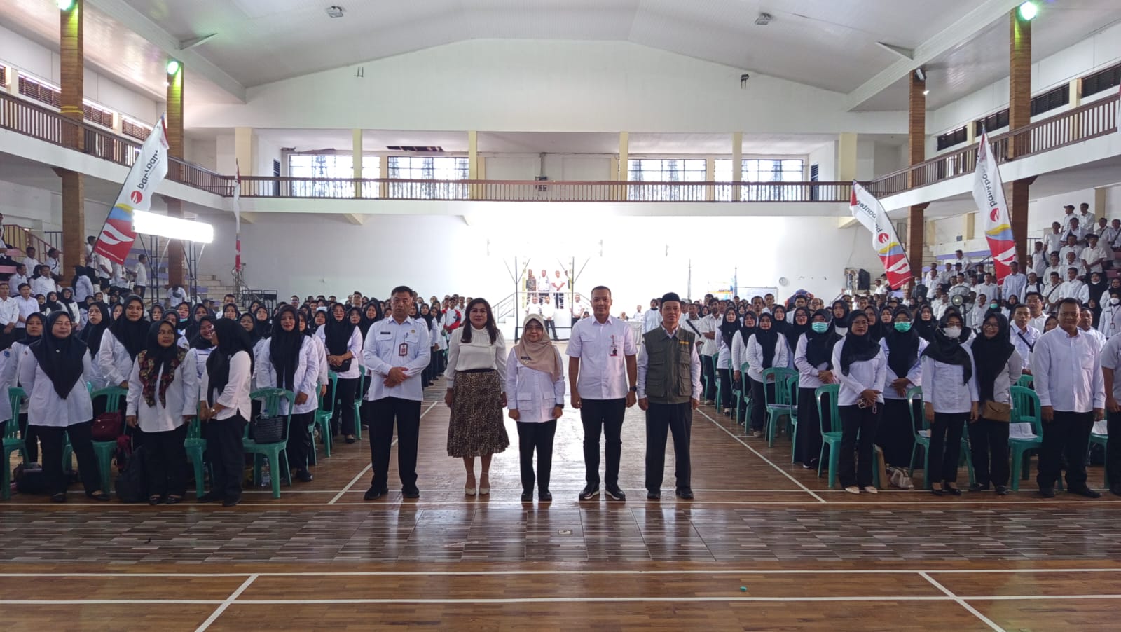 Bupati Dewi Tekan 473 Calon PPPK Jaga Sikap Bupati Pandeglang Raden Dewi Setiani, didampingi jajarannya sedang foto bersama dengan ratusan calon PPPK di Graha Pancasila (GP) Pandeglang, Rabu (23/7).