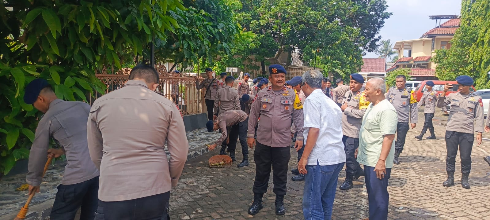 Sejumlah ketua RW di Kelurahan Ciputat bersama warga dan Brimob Batalion C Pelopor melaksanakan diskusi serta kerja bakti massal, Rabu (9/7). (Ist)