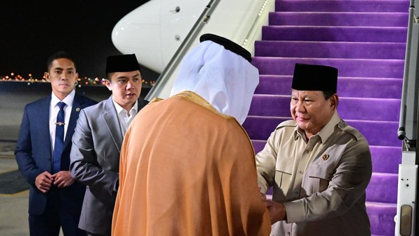 Dari Arab Saudi Presiden Prabowo Lanjutkan Lawatan Ke Rio de Janeiro Dilepas Wakil Gubernur Mekkah, Pangeran Suud bin Mis’al bin Abdul Aziz Al-Saud Presiden Prabowo meninggalkan Arab Saudi. Foto : Ist