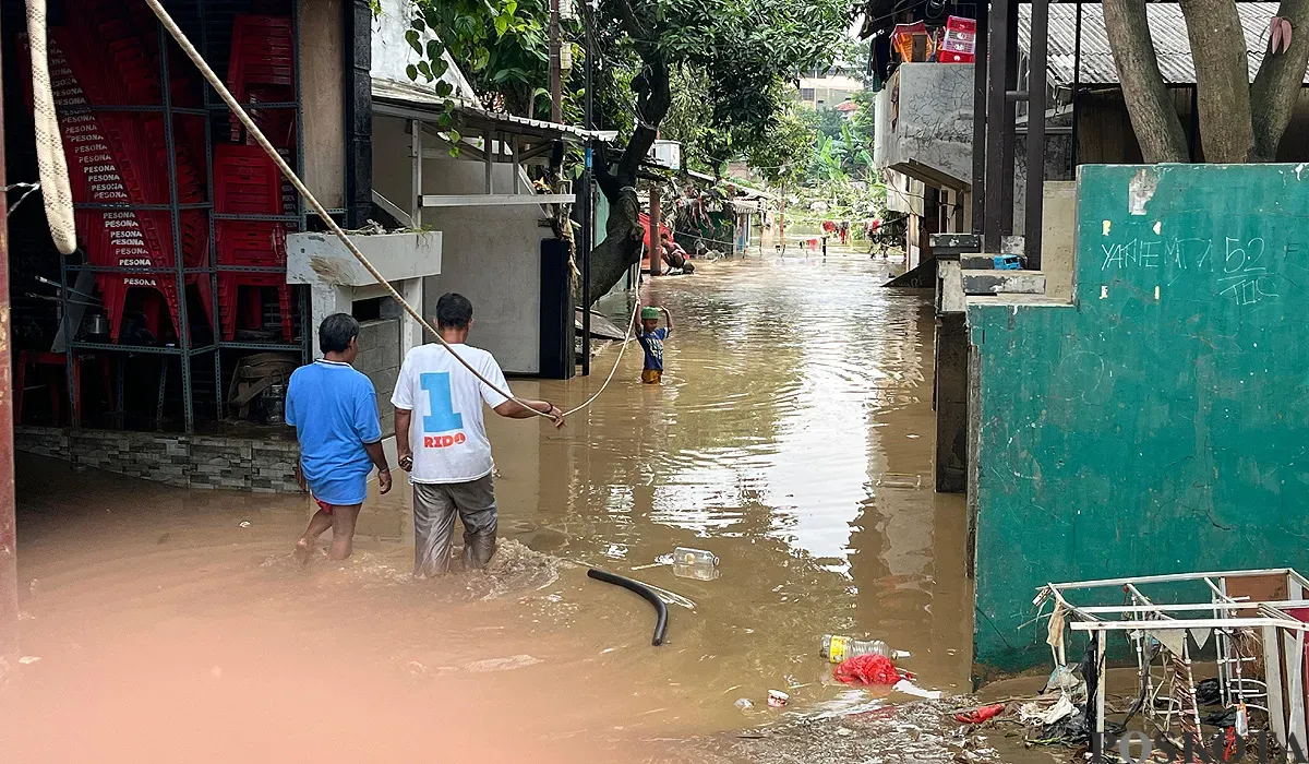 Diguyur Curah Hujan Tinggi, 53 RT Terendam Banjir Hingga 2,7 Meter Wilayah Pejaten Timur terandam banjir pada Minggu (6/7/25). Foto : Ist