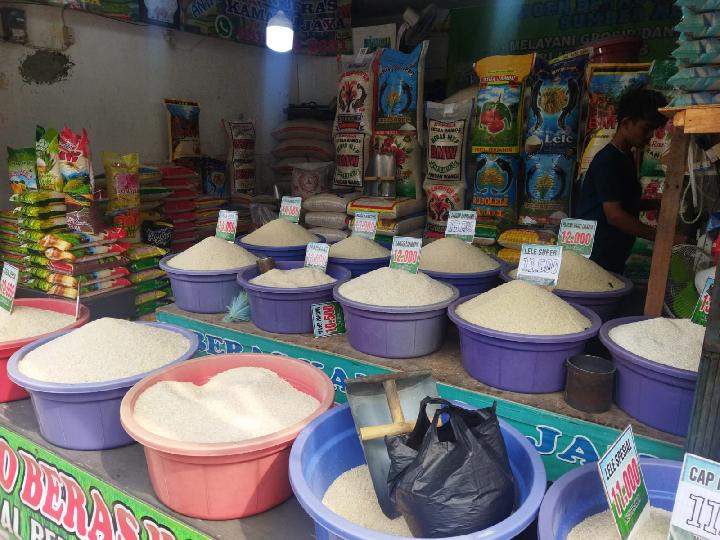 Dikasih Lebel Premium, Tapi Kualitas Medium Beras dijajakan di pasar tradisional. Foto : Ist