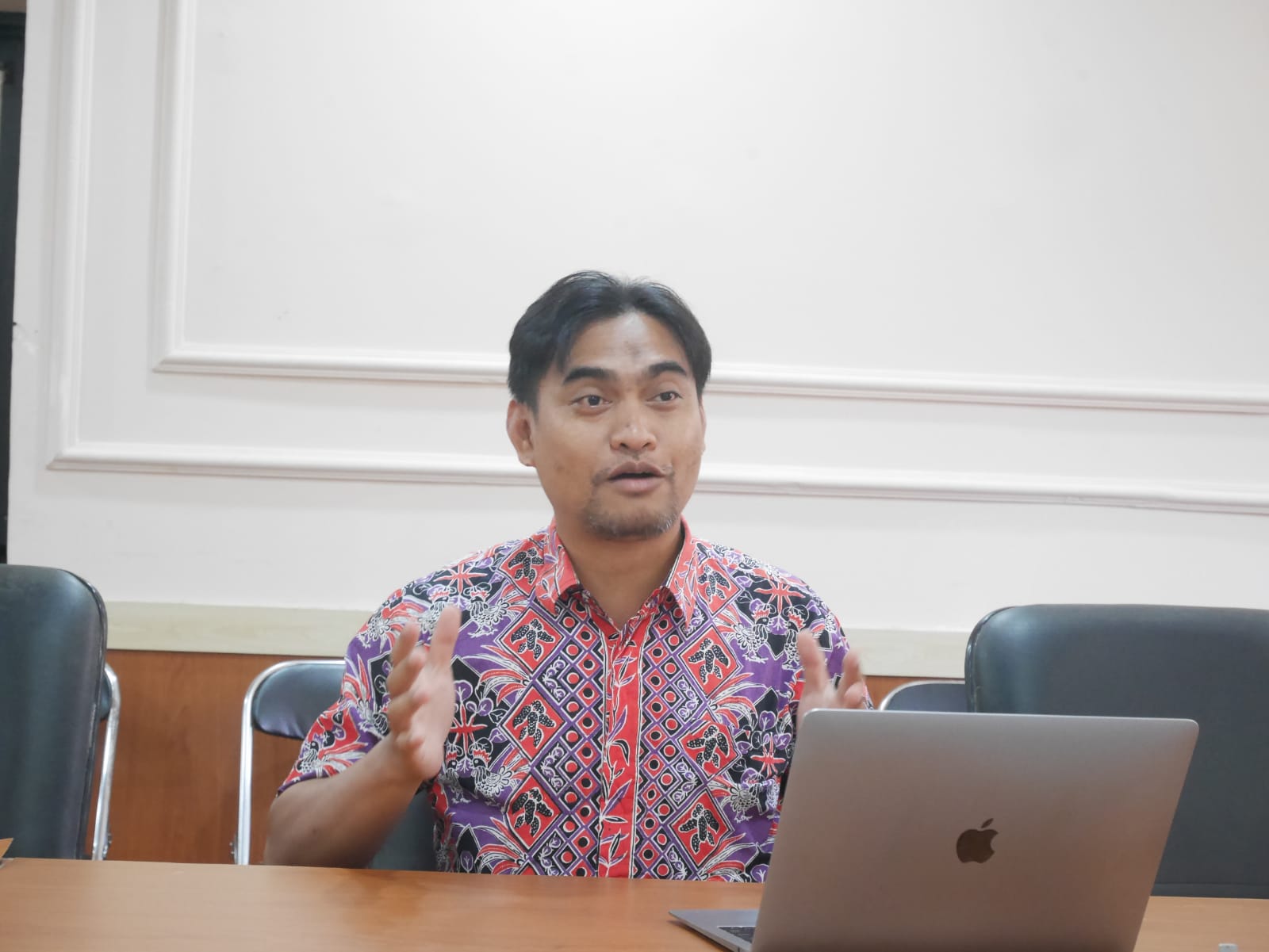 Penyuluh Sosial pada Dinas Sosial Banten, Widianto saat diwawancara tangselpos.id di kantornya, Kamis (31/7/2025).(Ari Supriadi/tangselpos.id)