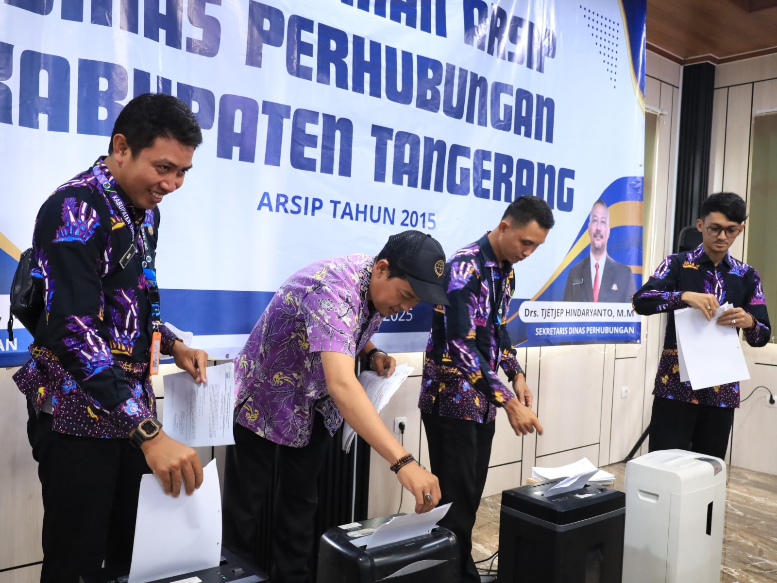 Petugas Dinas Perhubungan (Dishub) Kabupaten Tangerang tengah melaksanakan pemusnahan arsip inaktif.
