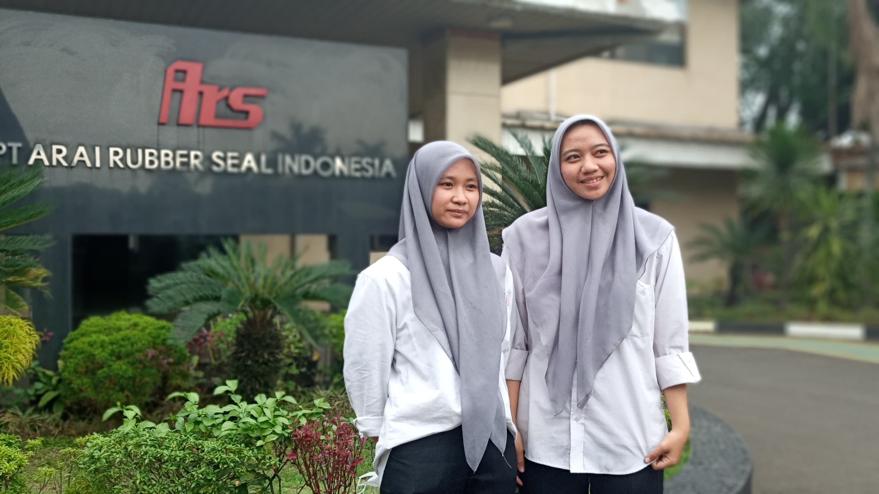 Disnaker Kota Tangerang Sebut Mental Peserta Perlu Dibenahi Dua orang peserta OJT yang kini magang di Arai Rubber Seal Indonesia.