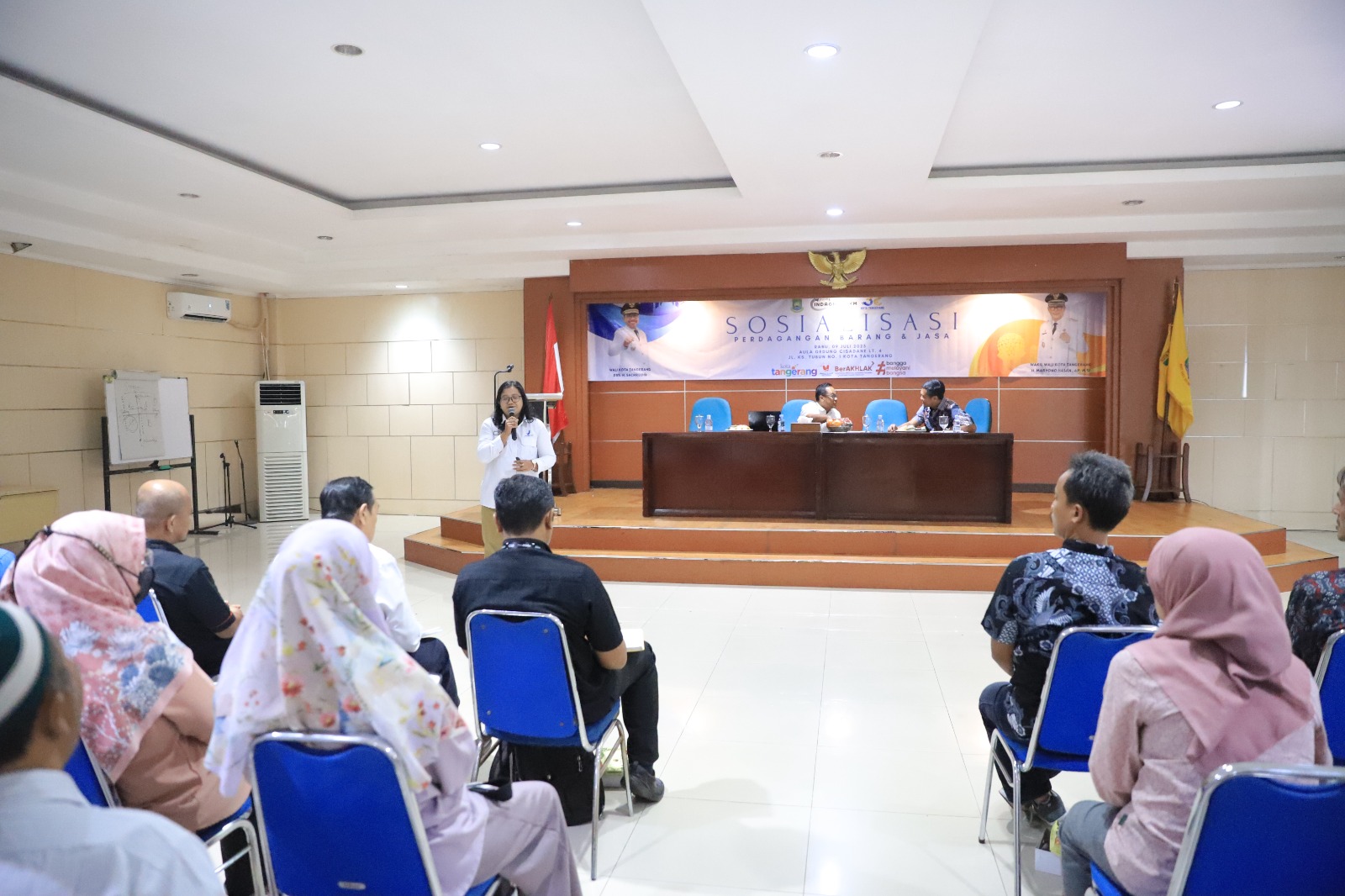 Disperindagkop UKM Fasilitasi Pelaku Usaha Tingkatkan Kompetensi Suasana Sosialisasi Perdagangan Barang dan Jasa bagi para pelaku usaha, yang digelar Dinas Perindustrian Perdagangan Koperasi dan Usaha Kecil Menengah (Disperindagkop UKM) Kota Tangerang di Aula Gedung Cisadane pada Rabu (9/7).