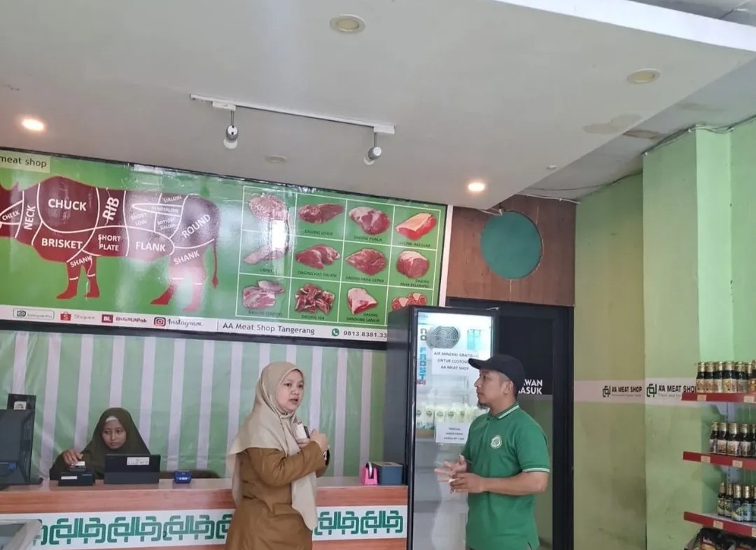 Petugas Dinas Ketahanan Pangan (DKP) Kota Tangerang tengah melakukan survei teknis, dalam rangka penerbitan Surat Izin Praktik (SIP) Dokter Hewan di sejumlah klinik hewan pada Kamis (17/7).