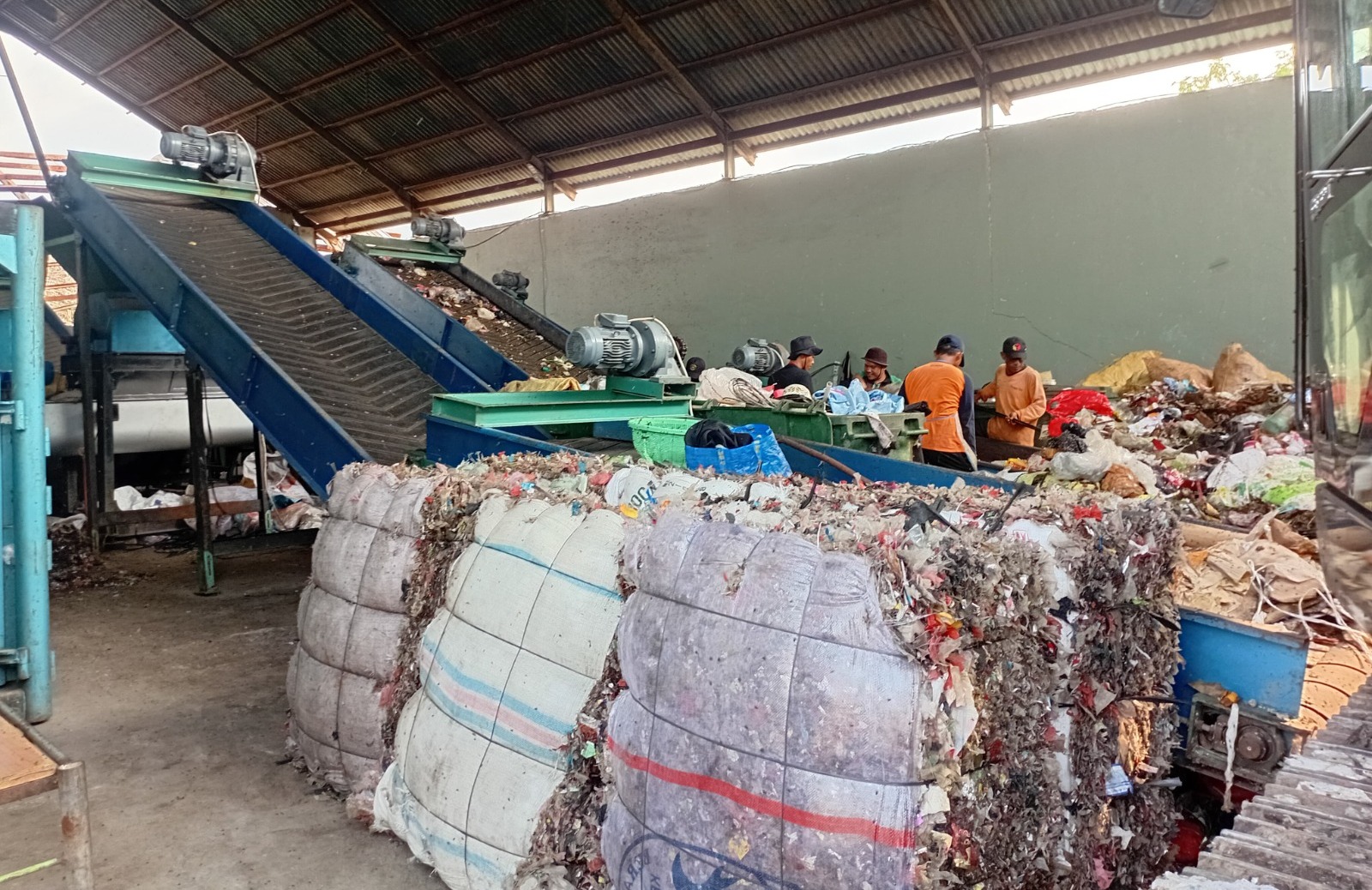 Petugas Dinas Lingkungan Hidup (DLH) Kota Tangerang tengah memilah sampah sampah untuk diolah ke mesin pengolahan guna memproduksi Refuse Derived Fuel (RDF) atau bahan bakar dari sampah di Tempat Pembuangan Akhir (TPA) Rawa Kucing, Kecamatan Neglasari, Rabu (30/7).