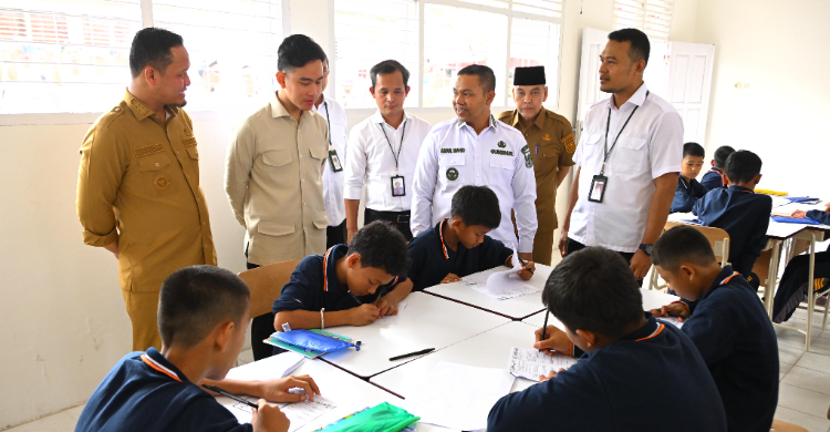 Wapres Gibran saat meninjau sekolah rakyat di Sekolah Rakyat (SR) Abiseka, Pekanbaru, Senin (28/7/2025). Foto : Ist
