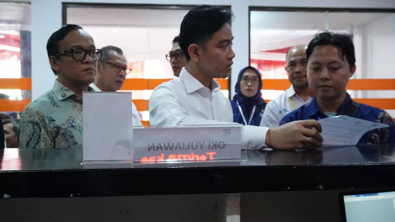 Wspres Gibran saat meninjau penyaluran BSU di kantor Pos Boyolali. Foto : Ist