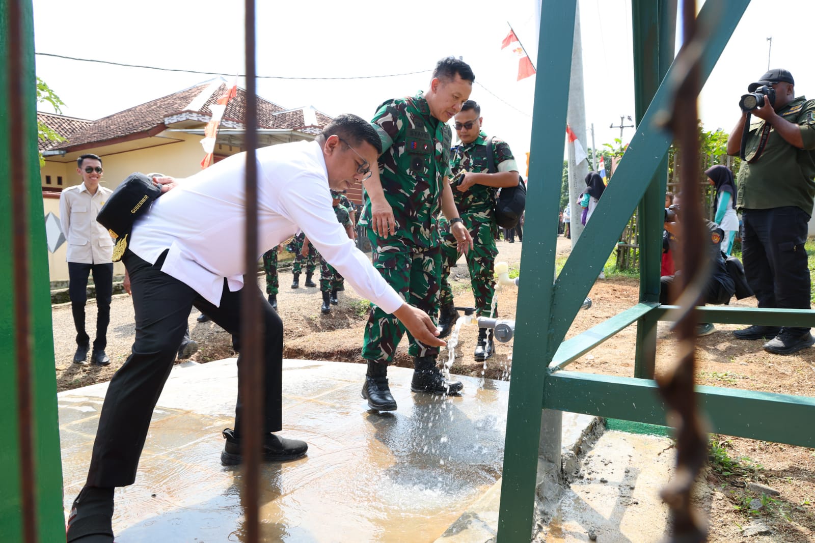 Andra Ajak Masyarakat Pelihara Hasil Pembangunan Karya Bakti TNI ubernur Banten Andra Soni bersama Komandan Pusterad, Letjen TNI Mochamad Syafei Kasno bersama jajaran lainnya, sedang mencoba sumur bor hasil Karya Bakti TNI di wilayah Kabupaten Lebak, Kamis (31/7).