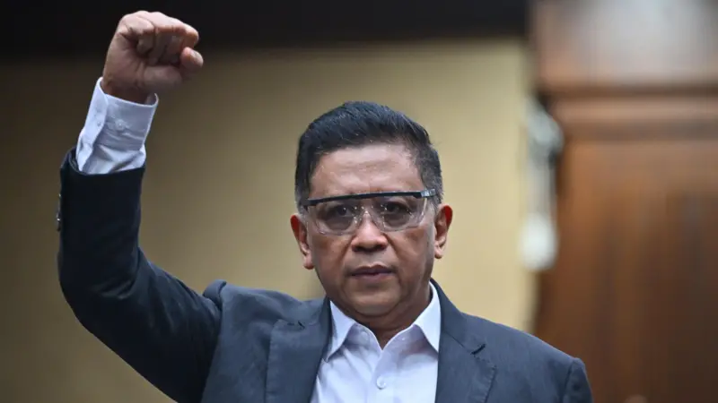 Setelah sidang Hasto mengepalkan tangan usai divonis 3.5 tahun. Foto : Ist