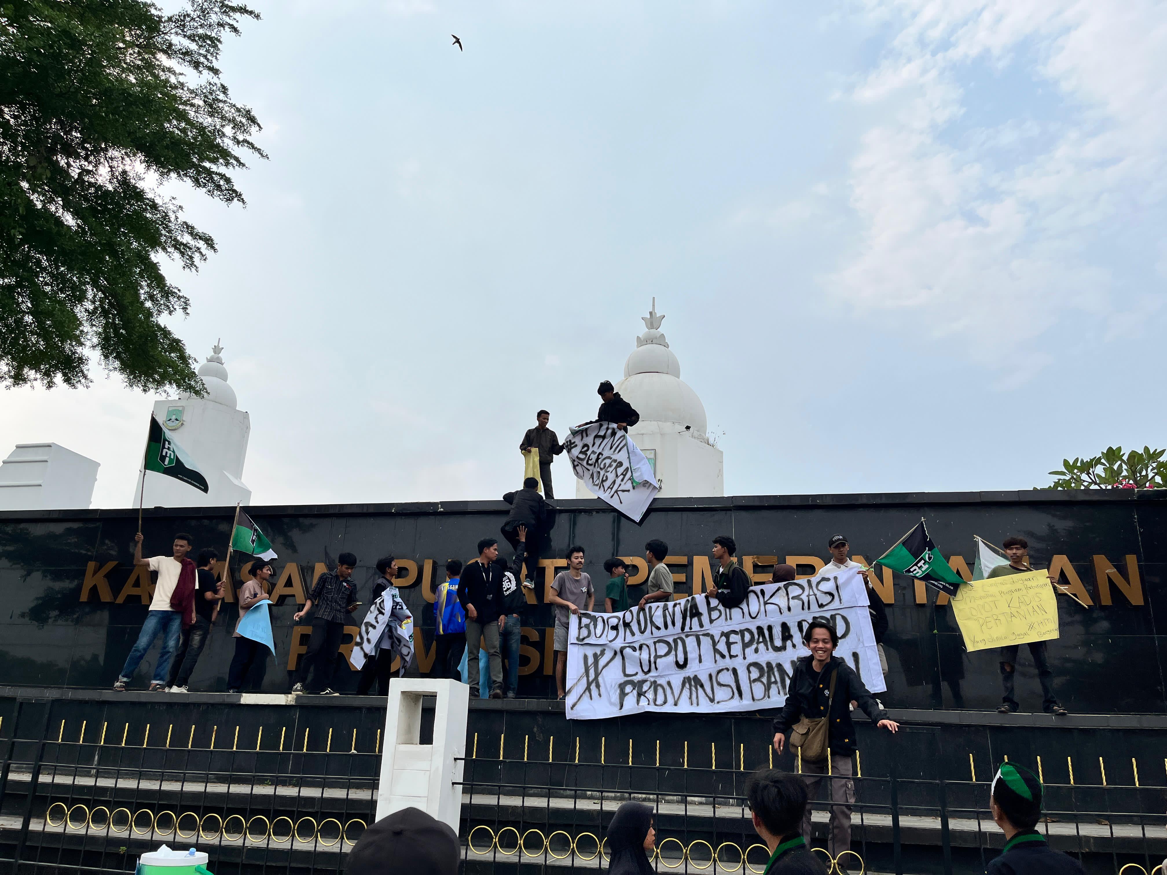 Puluhan kader Himpunan Mahasiswa Islam (HMI) Cabang Pandeglang menggelar aksi unjuk rasa di Kawasan Pusat Pemerintahan Provinsi Banten (KP3B), Kota Serang, Senin (28/7/2025).(Istimewa)