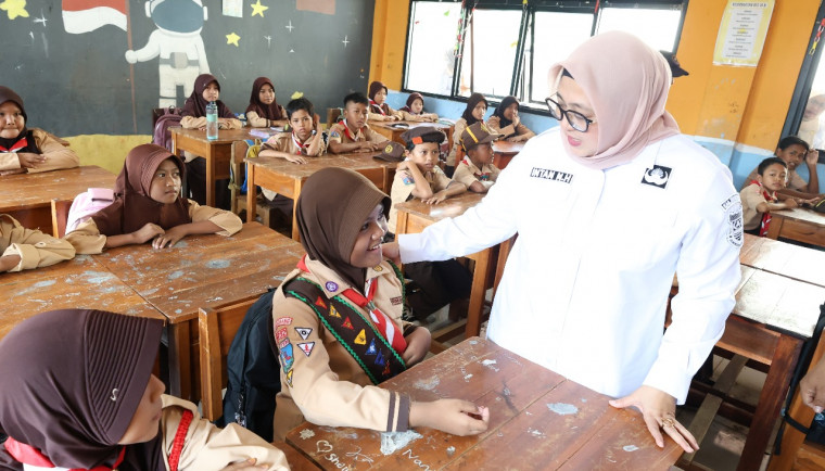 Intan Tinjau MPLS & Pelaksanaan Program SD-SMP Swasta Gratis Wakil Bupati Tangerang, Intan Nurul Hikmah tampak meninjau langsung Pelaksanaan Masa Pengenalan Lingkungan Sekolah (MPLS) di salah satu sekolah swasta di Kabupaten Tangerang pada Rabu (16/7).