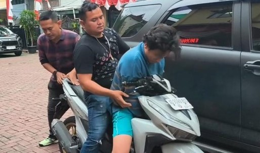 Jagoan Kampung di Jakbar Peras Sopir Travel, Uangnya Dipakai untuk Sabu Jagoan kampung diamankan Anggota Polsek Tambora. Foto : Ist