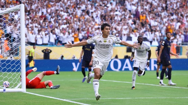 Selebrasi bomber Real Madrid Gonzalo Garcia usai menjebol gawang Juventus. Foto : Ist