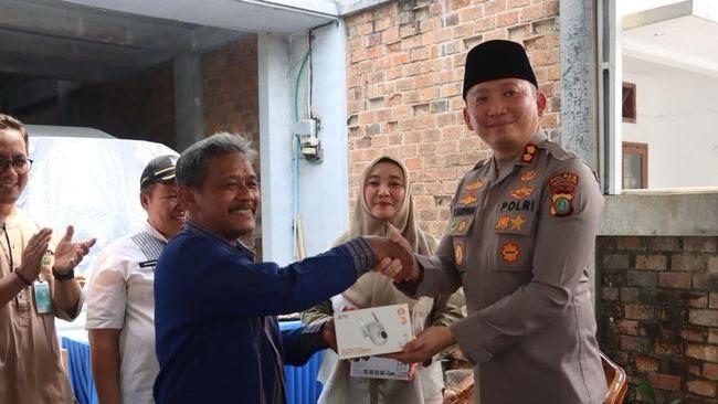 Kapolres Bawa Perangkat CCTV Untuk Warga RW 03 Rengas Kapolres Tangsel AKBP Victor Inkiriwang memberikan bantuan CCTV kepada warga Kelurahan Rengas, Kecamatan Ciputat Timur.