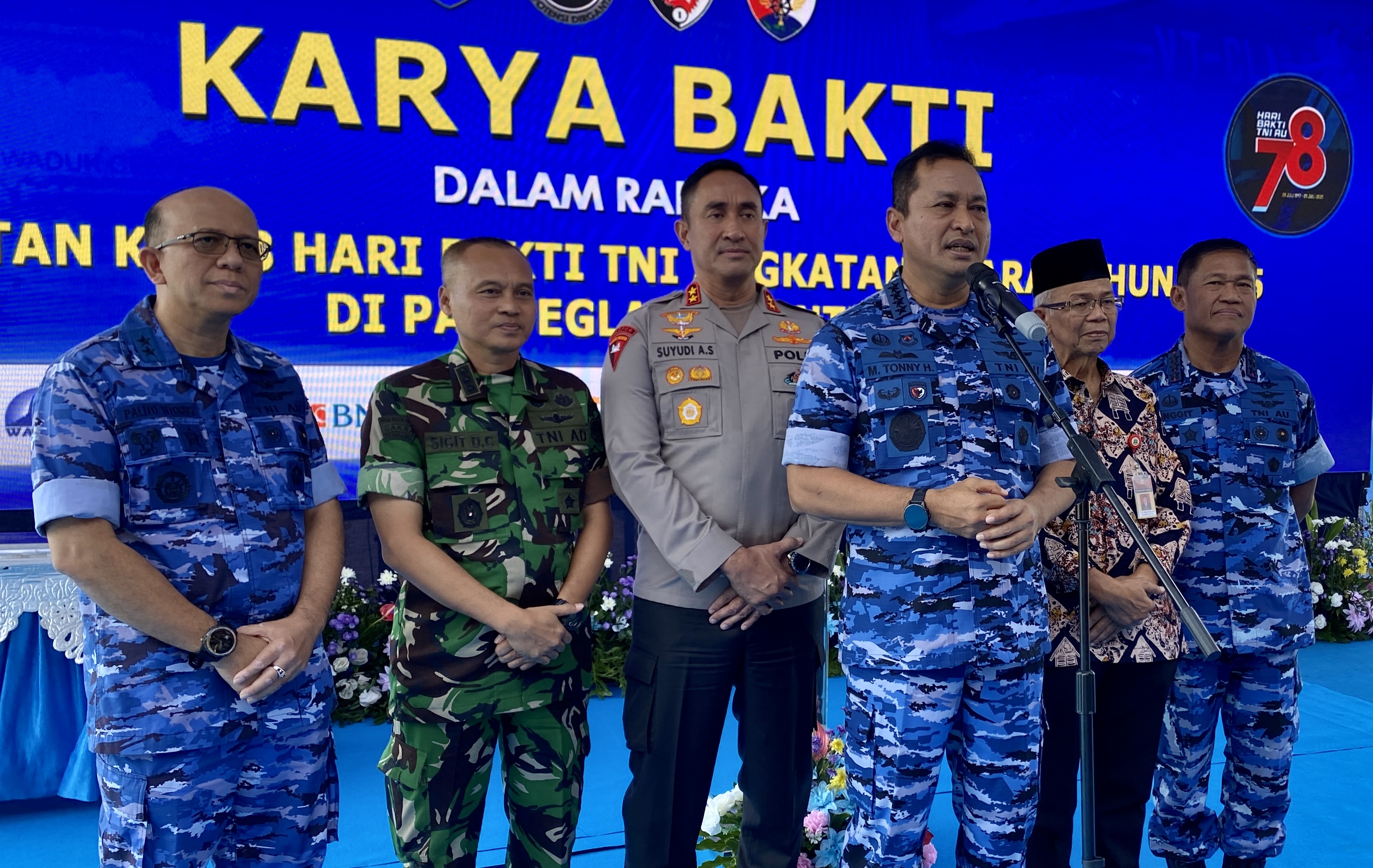Kasau Tonny Harjono Klaim Wilayah Udara Indonesia Aman Kasau Marsekal Mohamad Tonny Harjono didampingi Kapolda Banten dan jajaran lainnya, sedang diwawancarai wartawan saat doorstop di Alun-alun Pandeglang dalam rangka memperingati Hari Bakti ke-78, Kamis (24/7).